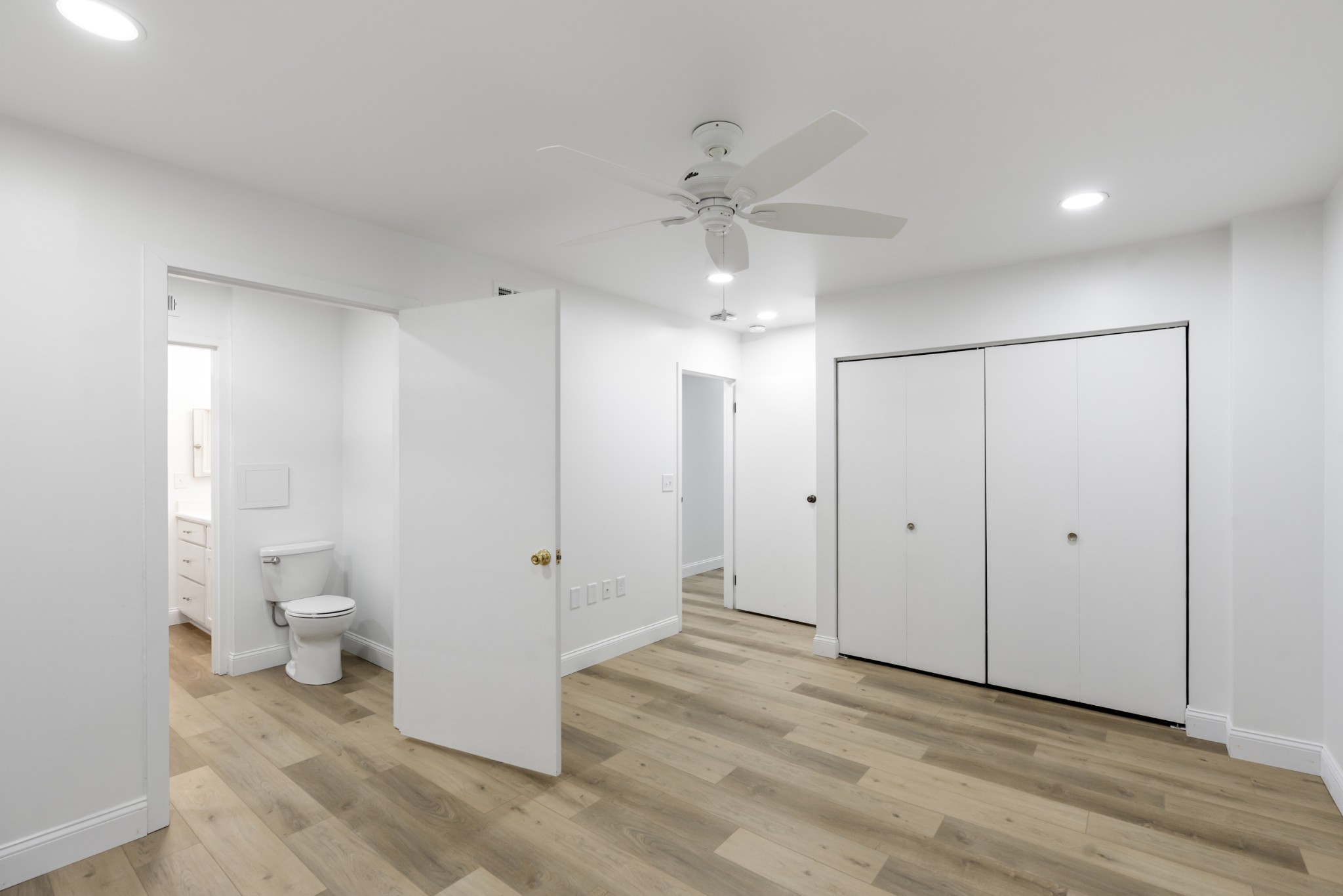 200 Sanders Ferry Road, Unit 2406 Hendersonville, TN 37075 - Photo 23 of 34 a bathroom with a shower and a toilet