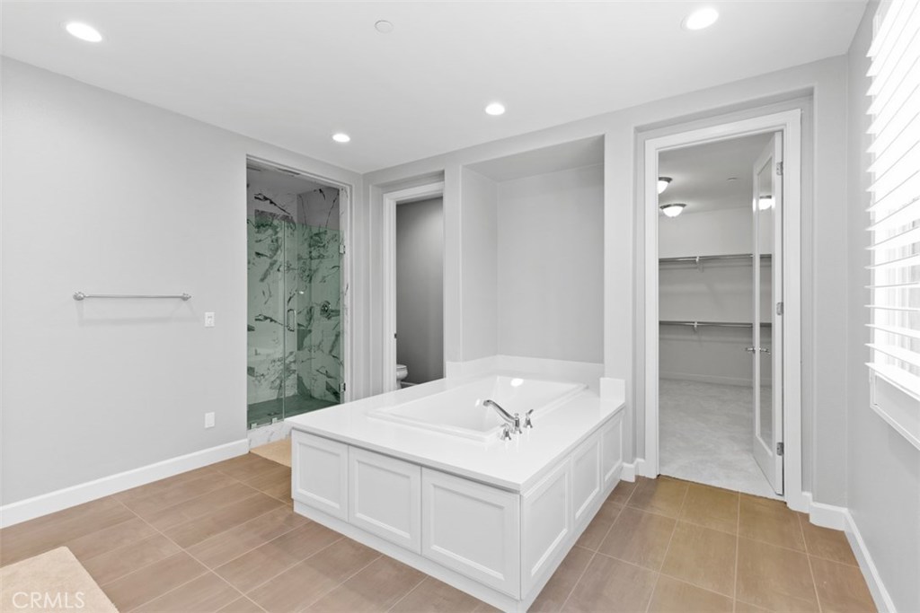 26 Lowland Irvine, CA 92602 - Photo 23 of 44 a bathroom with a bathtub and a sink