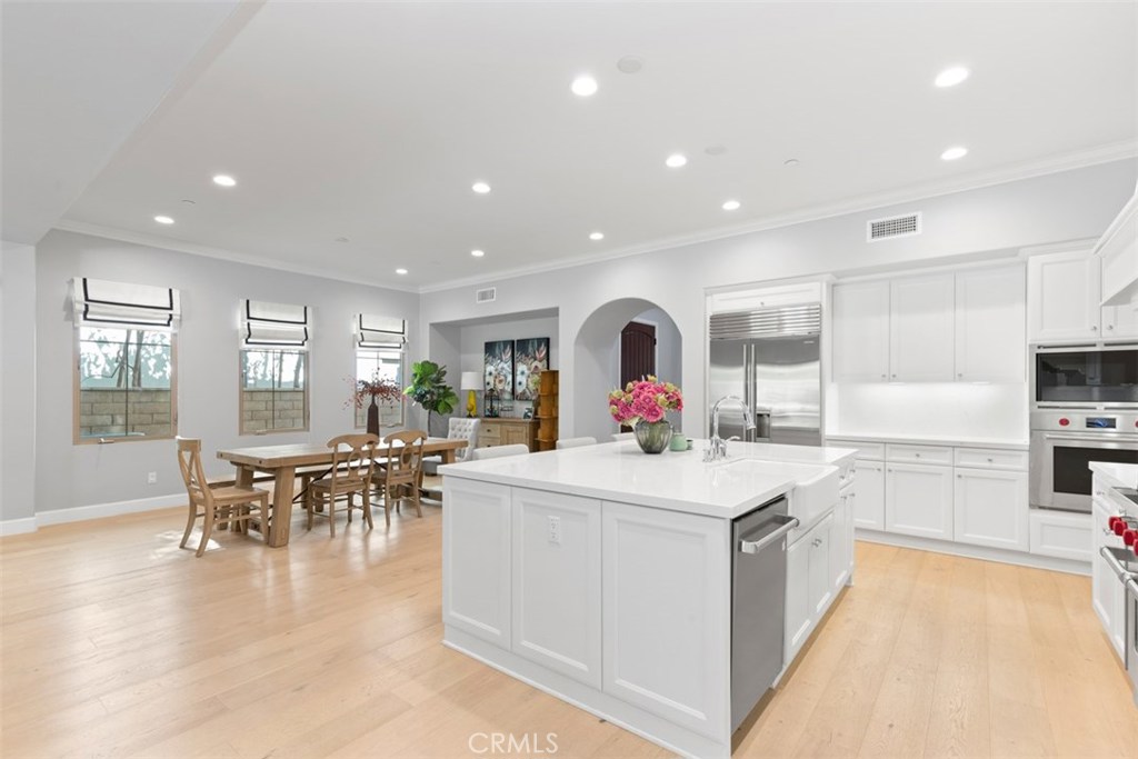 26 Lowland Irvine, CA 92602 - Photo 4 of 44 a very nice looking kitchen with a table and chairs