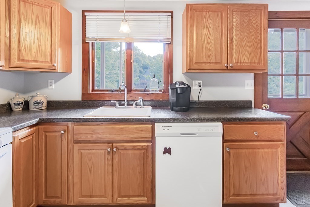 40 Colrain Road Topsfield, MA 01983 - Photo 4 of 19 Gallery Image 4