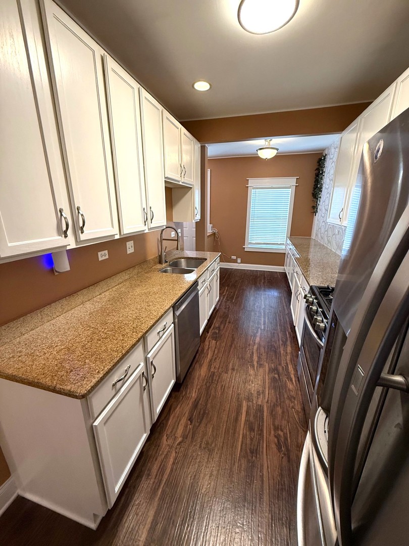 2298 Reflections Drive Aurora, IL 60502 - Photo 5 of 26 a spacious bathroom with a granite countertop sink a mirror and a bathtub