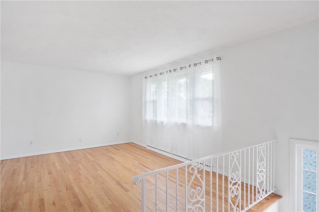 4 Weetamoe Road Middletown, RI 02842 - Photo 3 of 27 Living Room