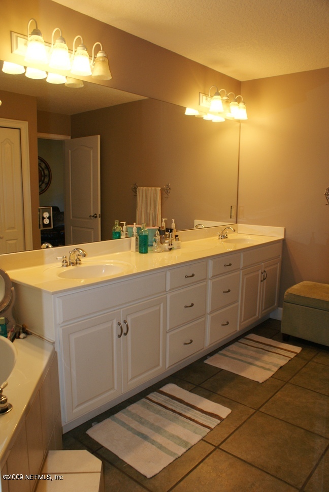 283 East End Road San Mateo, FL 32187 - Photo 13 of 18 Bathroom