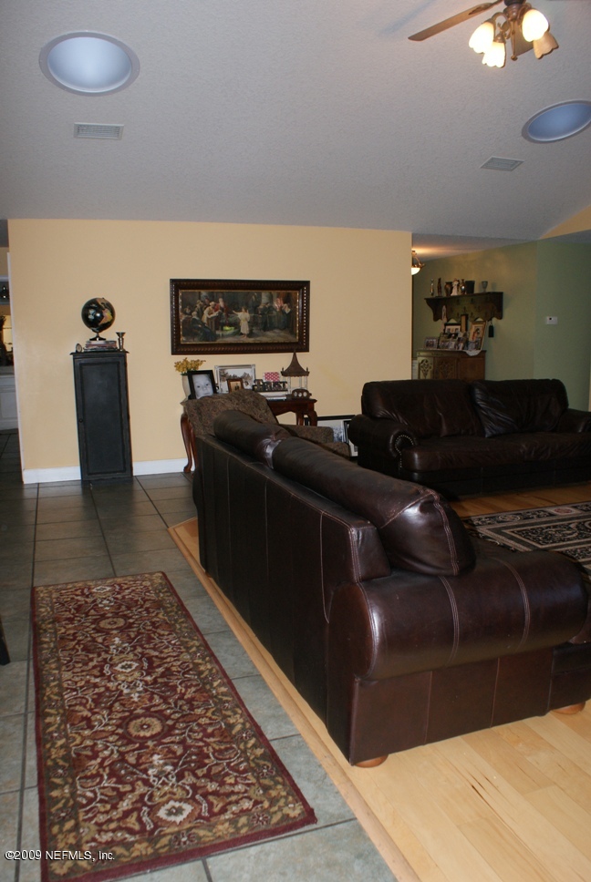 283 East End Road San Mateo, FL 32187 - Photo 6 of 18 Living area