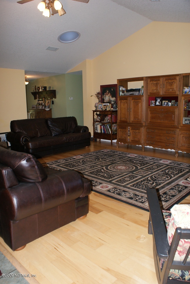 283 East End Road San Mateo, FL 32187 - Photo 7 of 18 Living area