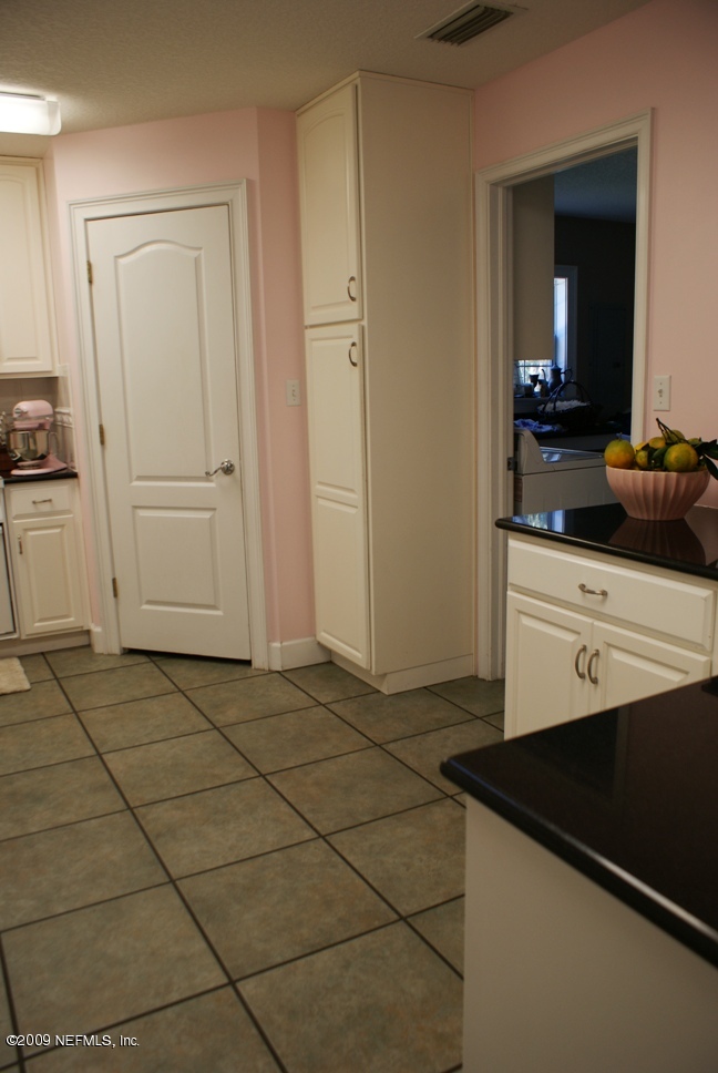283 East End Road San Mateo, FL 32187 - Photo 9 of 18 Kitchen