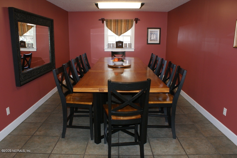 283 East End Road San Mateo, FL 32187 - Photo 10 of 18 Dining room
