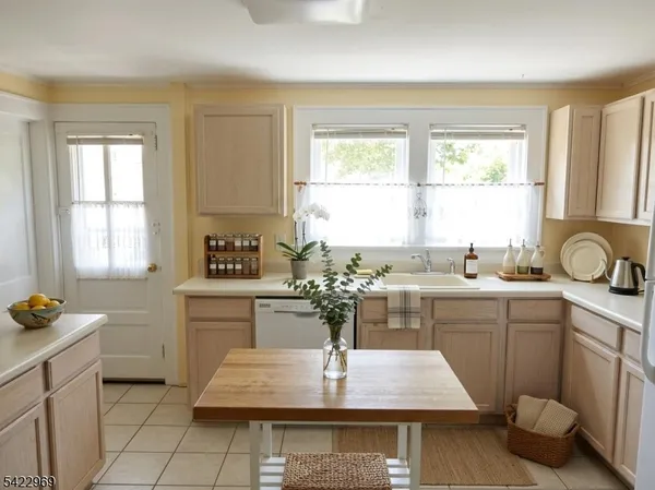 $3,200 | 18 Sherman Avenue, Unit A, Morris Plains, NJ 07950