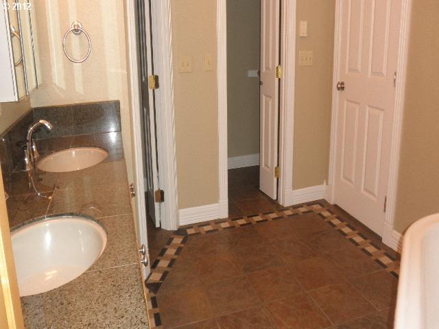 20475 Southwest Christensen Road McMinnville, OR 97128 - Photo 13 of 16 Attached Bathroom