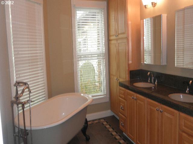 20475 Southwest Christensen Road McMinnville, OR 97128 - Photo 14 of 16 Attached Bathroom