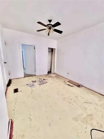 a view of a livingroom with a ceiling fan