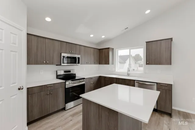 $384,990 | 1726 Southwest Besra Drive, Mountain Home, ID 83647