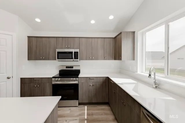 $384,990 | 1726 Southwest Besra Drive, Mountain Home, ID 83647