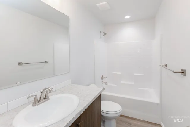 $384,990 | 1726 Southwest Besra Drive, Mountain Home, ID 83647