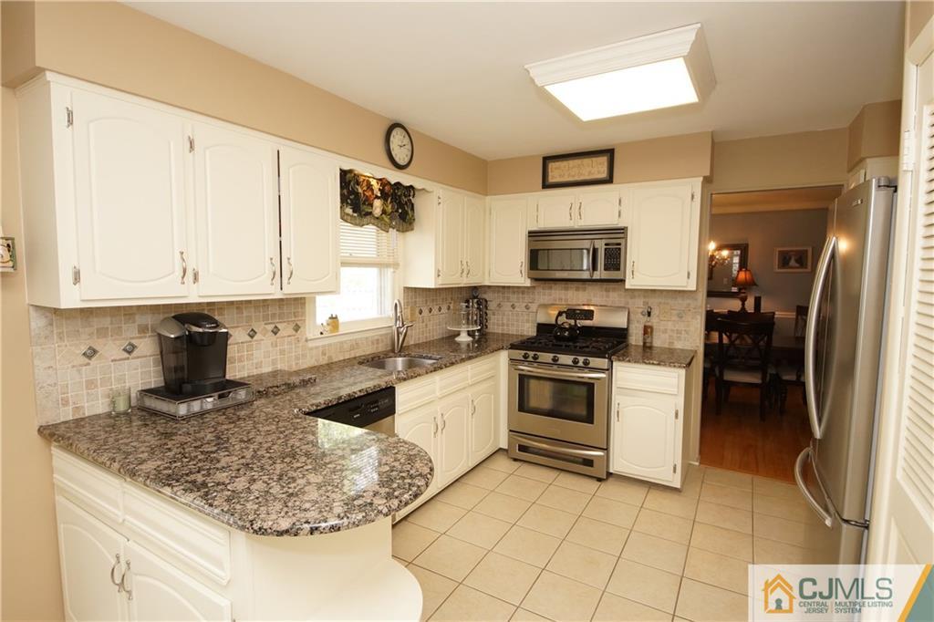 9 Kings Road Dayton, NJ 08810 - Photo 9 of 24 Gallery Image 9