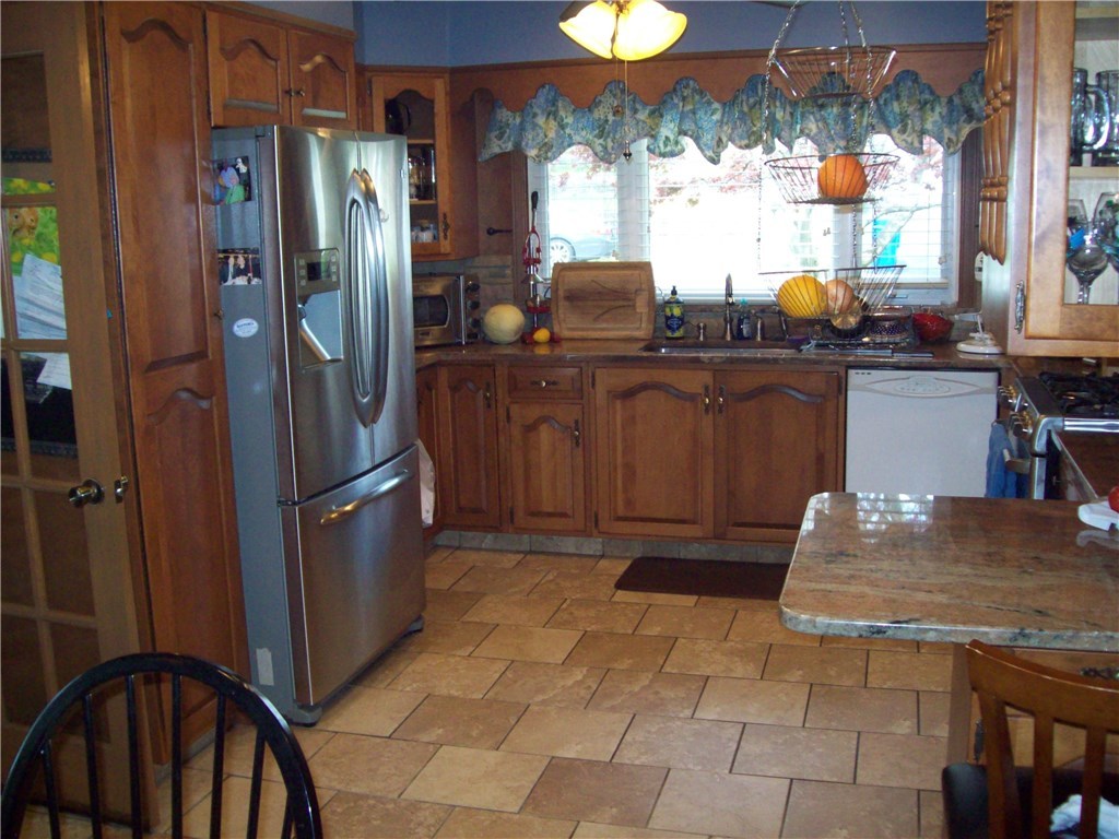 34 Everett Road Cranston, RI 02920 - Photo 6 of 34 UPDATED KITCHEN