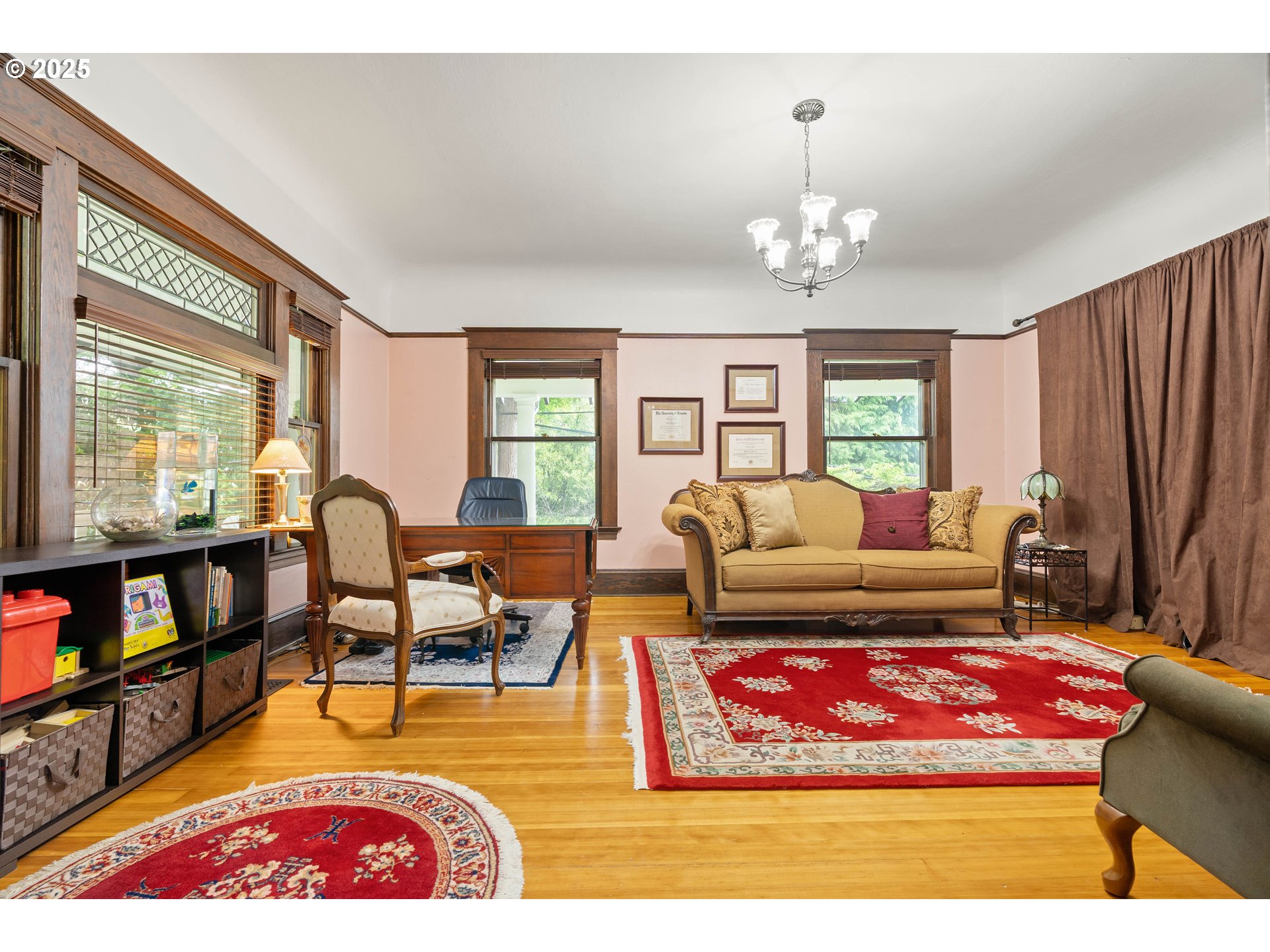 3906 South Kelly Avenue Portland, OR 97239 - Photo 12 of 42 a living room with furniture rug and window