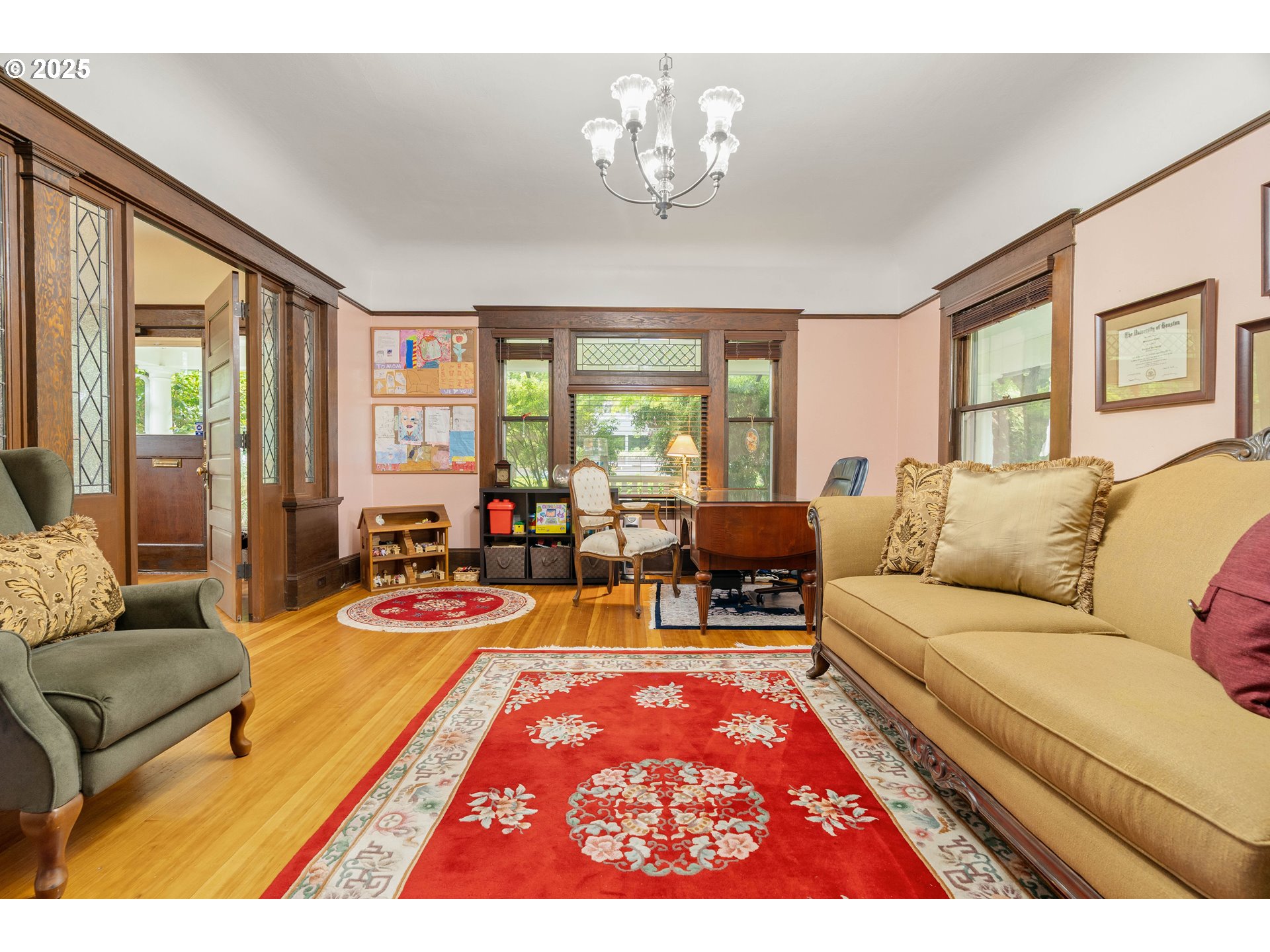 3906 South Kelly Avenue Portland, OR 97239 - Photo 14 of 42 a living room with furniture and a large window