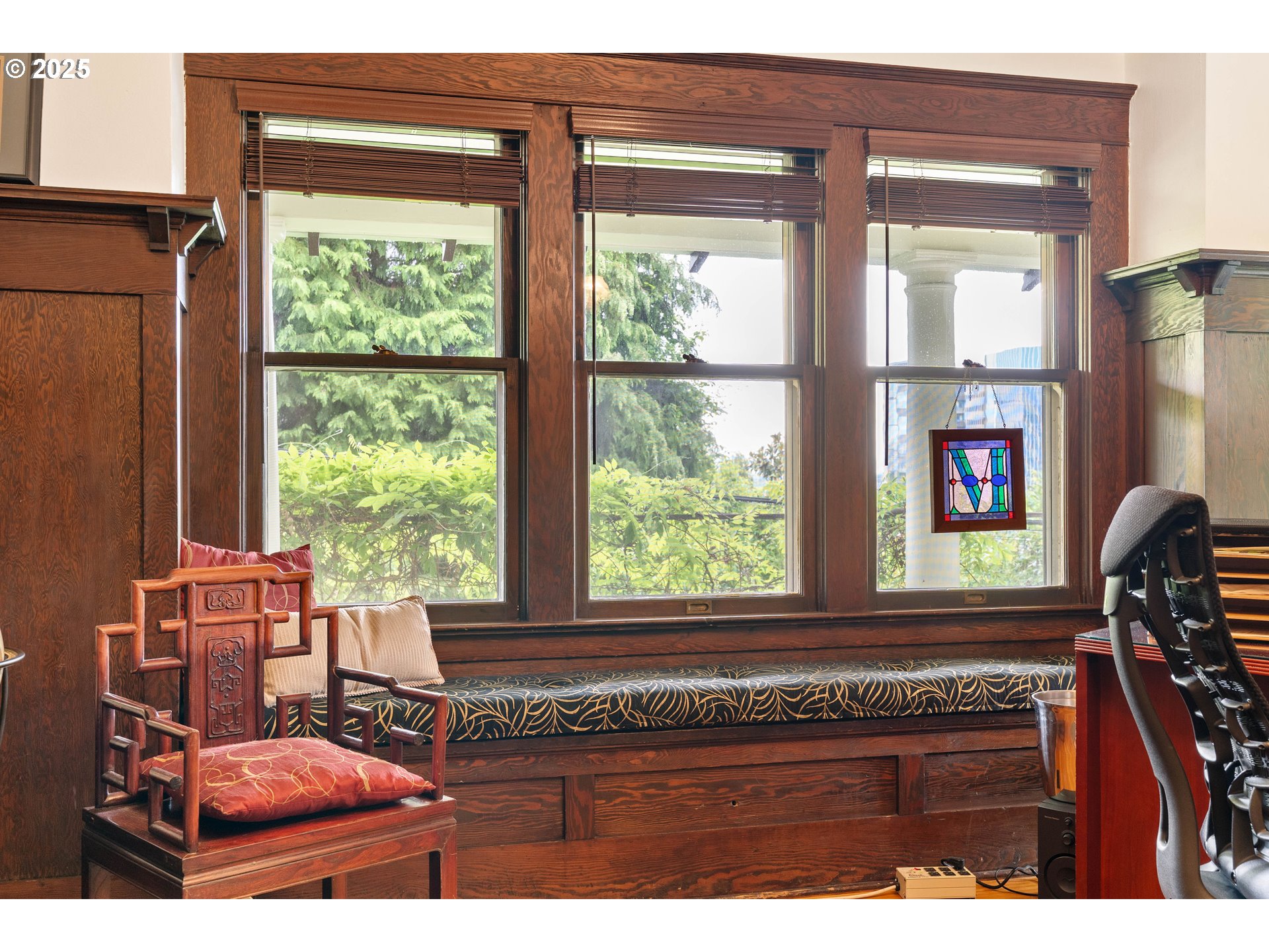 3906 South Kelly Avenue Portland, OR 97239 - Photo 24 of 42 a room with furniture and a window