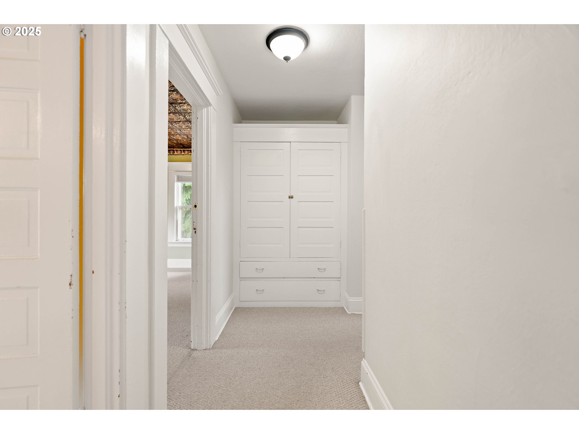 3906 South Kelly Avenue Portland, OR 97239 - Photo 27 of 42 a view of an empty room