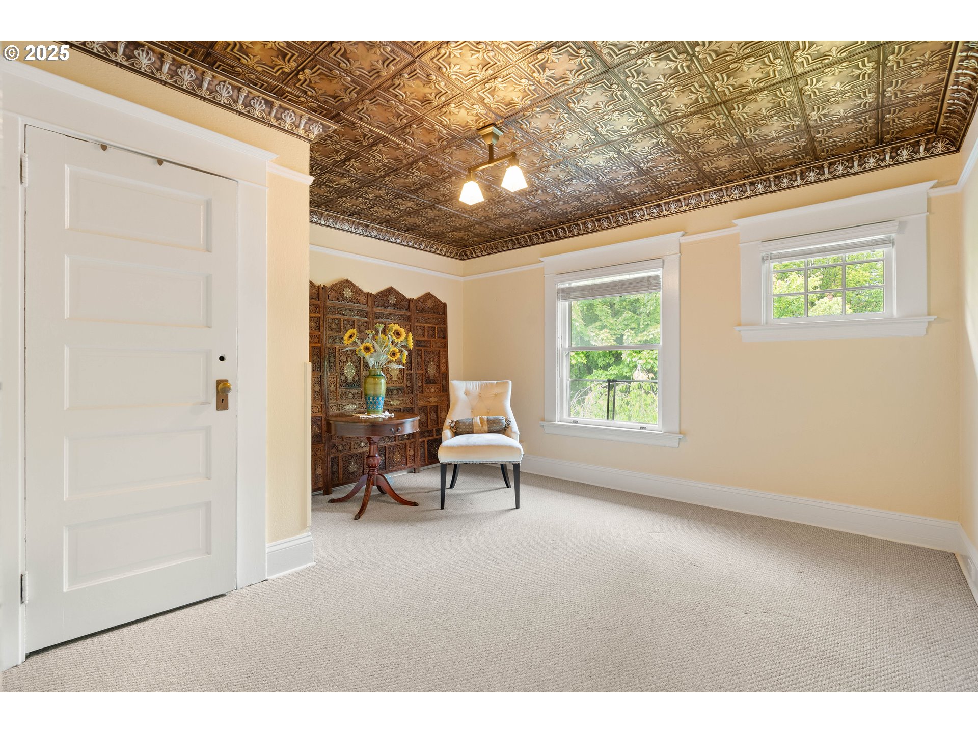 3906 South Kelly Avenue Portland, OR 97239 - Photo 28 of 42 a living room with furniture and a window