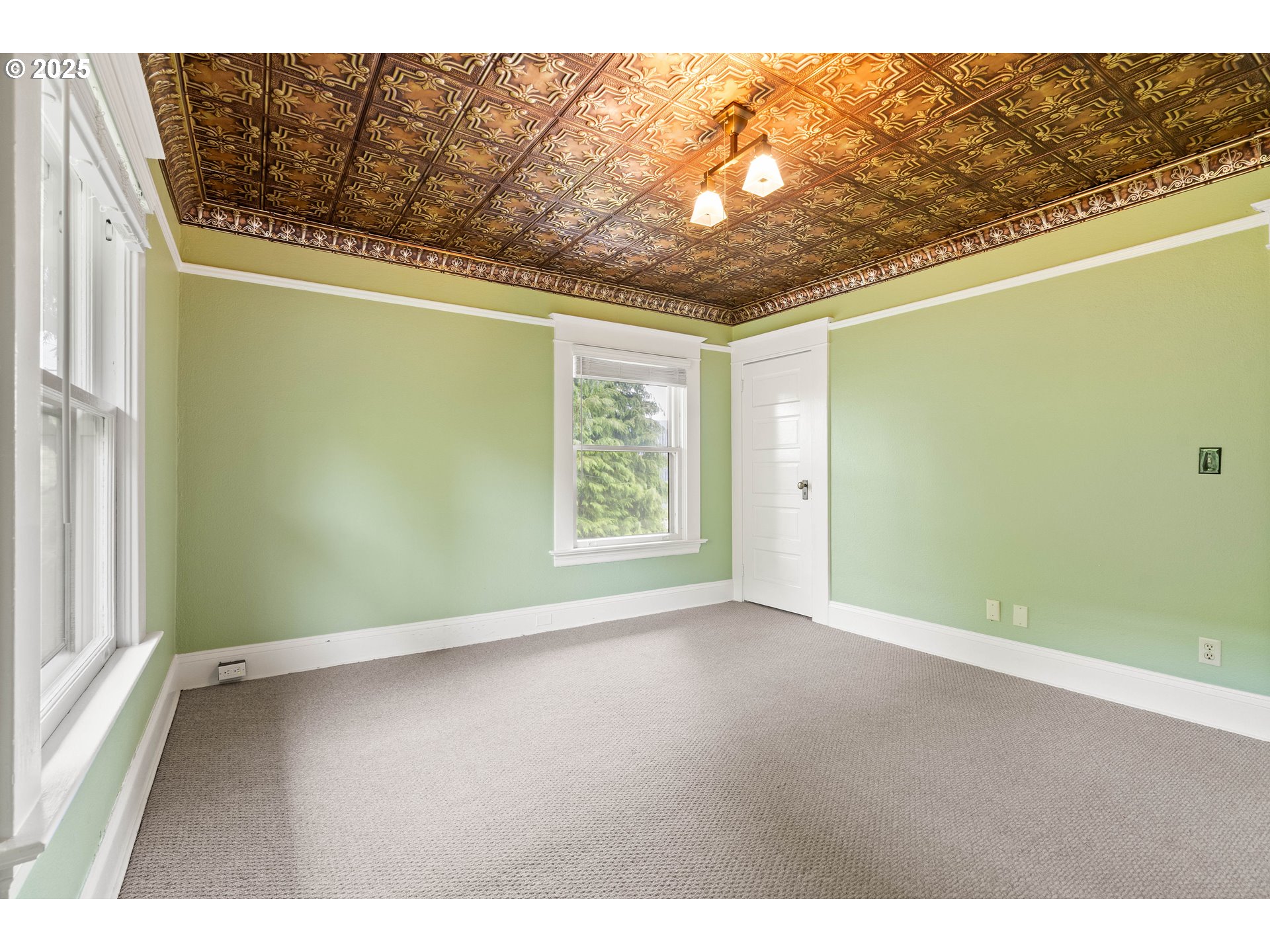 3906 South Kelly Avenue Portland, OR 97239 - Photo 30 of 42 a view of an empty room with a window