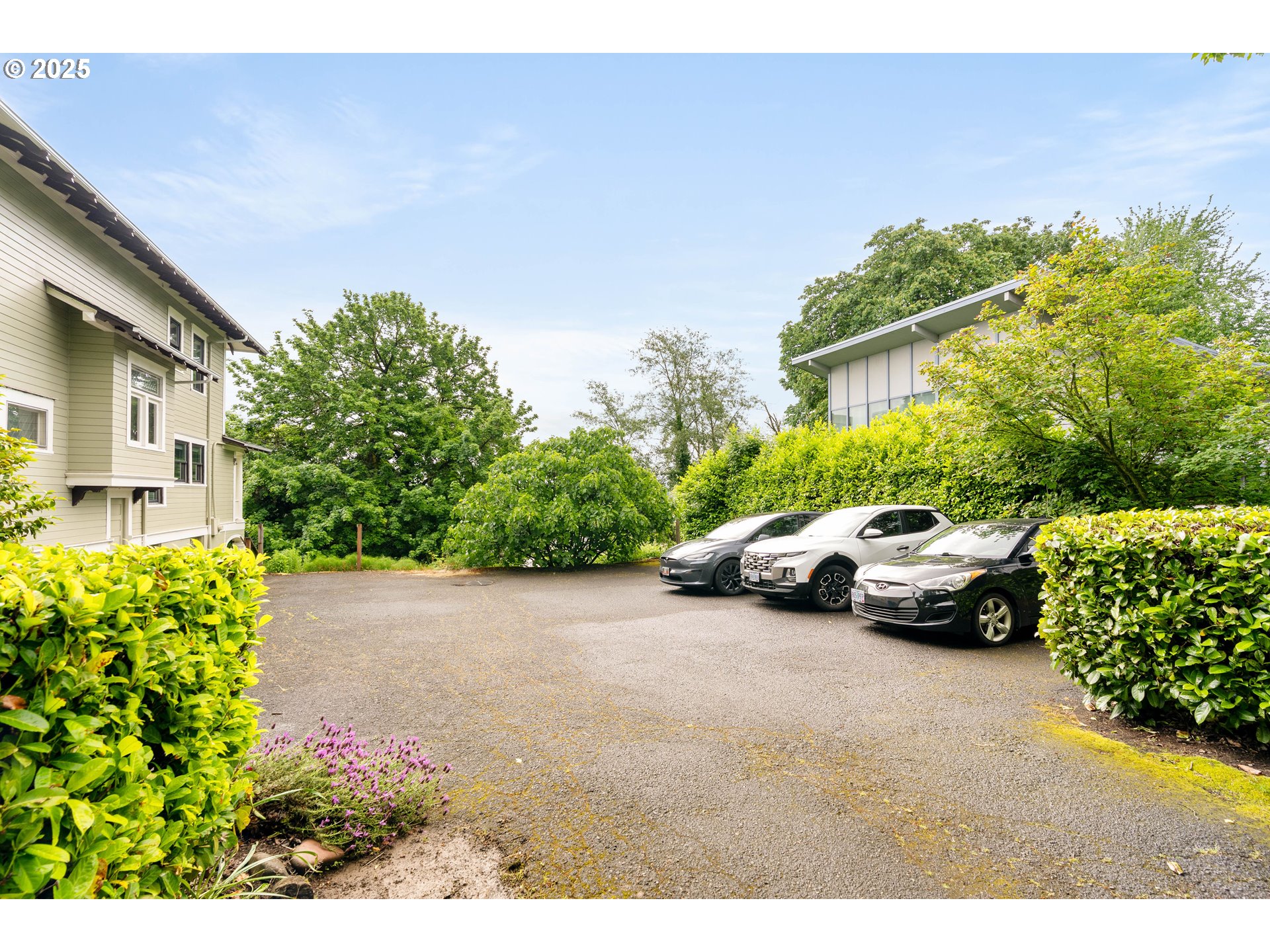3906 South Kelly Avenue Portland, OR 97239 - Photo 33 of 42 a view of street with parked cars