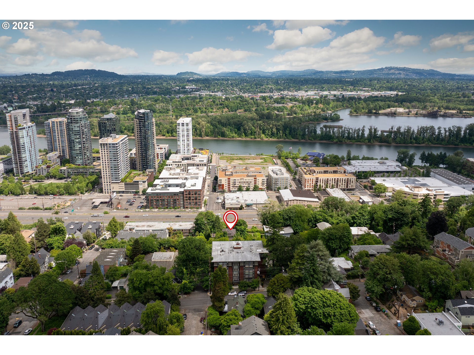 3906 South Kelly Avenue Portland, OR 97239 - Photo 35 of 42 a view of a lake with a city