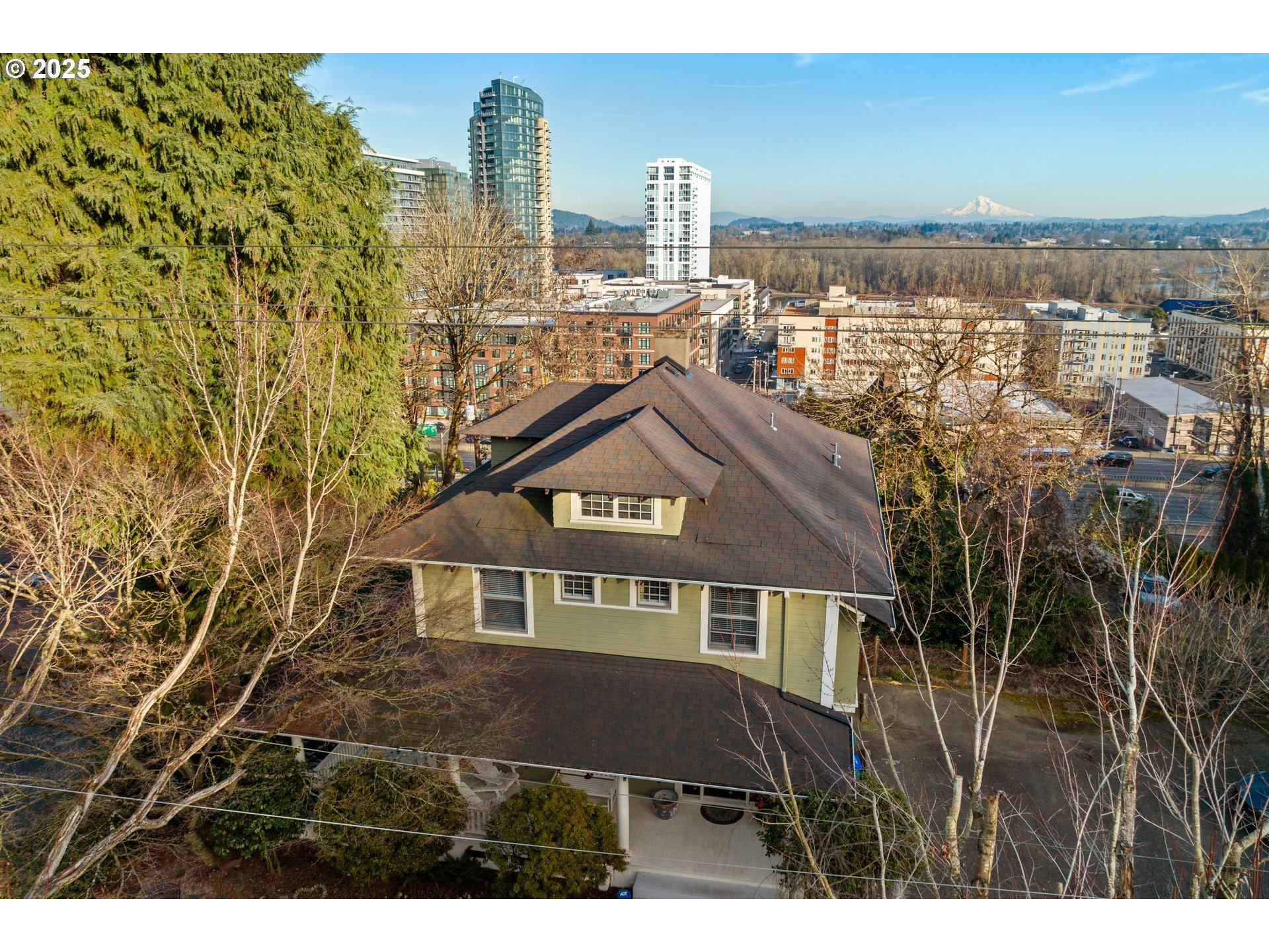 3906 South Kelly Avenue Portland, OR 97239 - Photo 37 of 42 a front view of a house with a garden