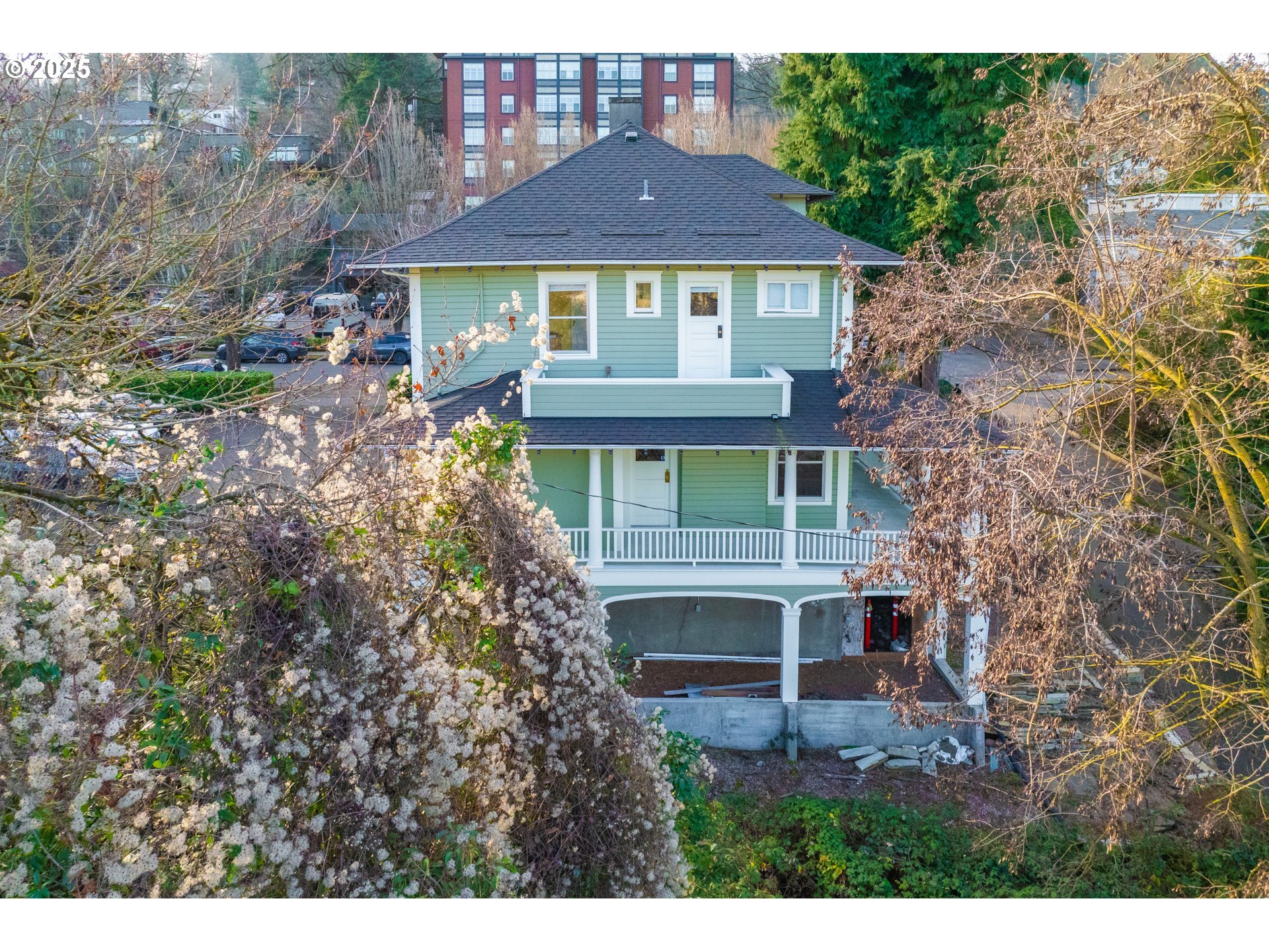 3906 South Kelly Avenue Portland, OR 97239 - Photo 38 of 42 a view of a yard in front of a house with large windows