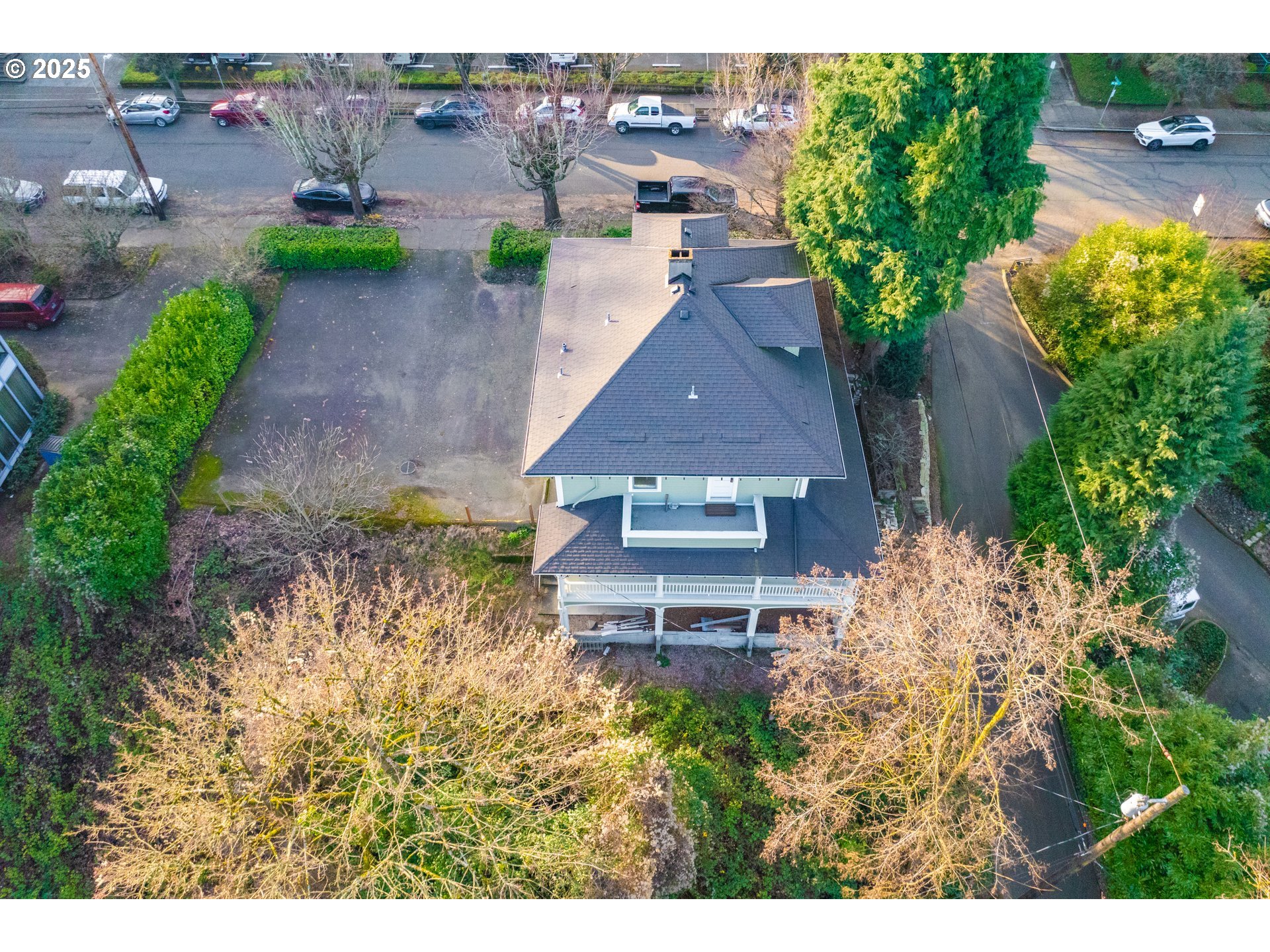 3906 South Kelly Avenue Portland, OR 97239 - Photo 39 of 42 an aerial view of a house with a yard