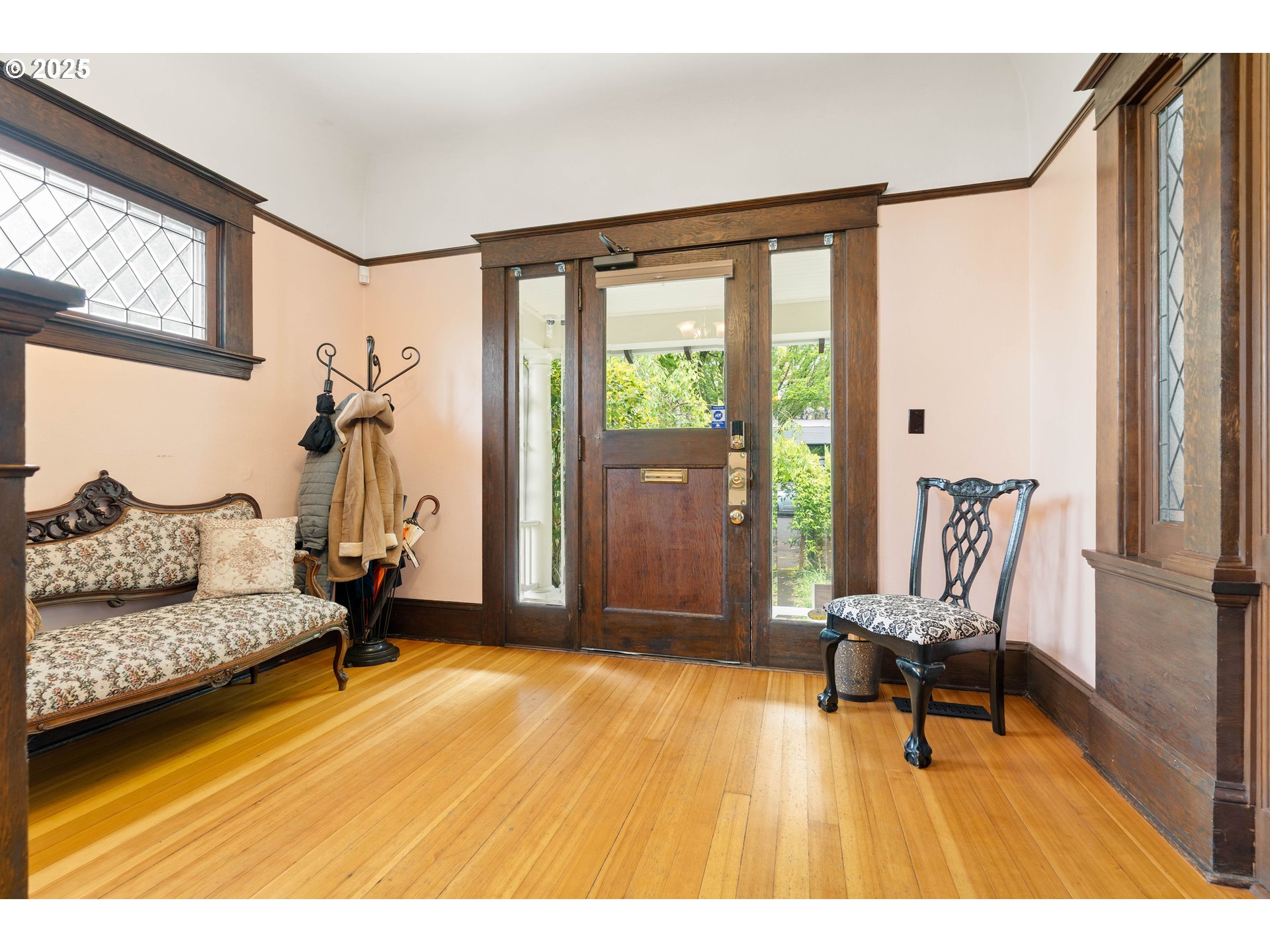 3906 South Kelly Avenue Portland, OR 97239 - Photo 6 of 42 a living room with furniture and a large window