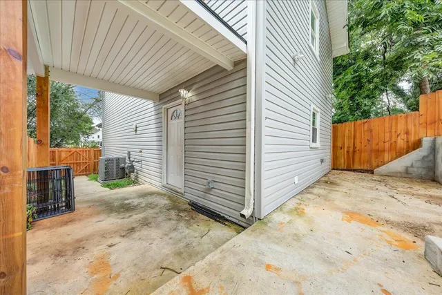 a view of a backyard