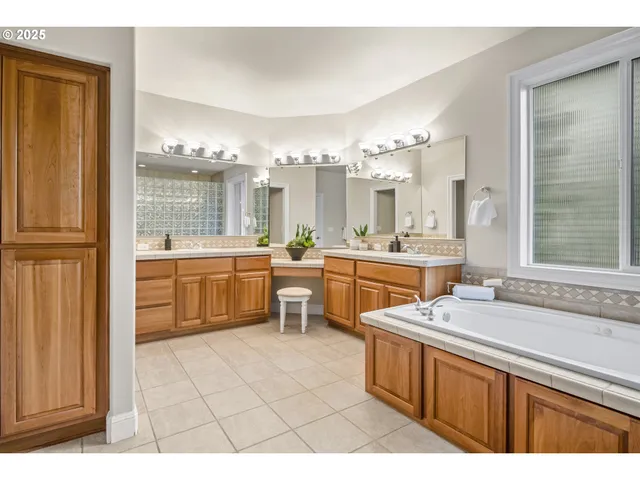 $1,040,000 | 1627 Northwest 35th Circle, Camas, WA 98607