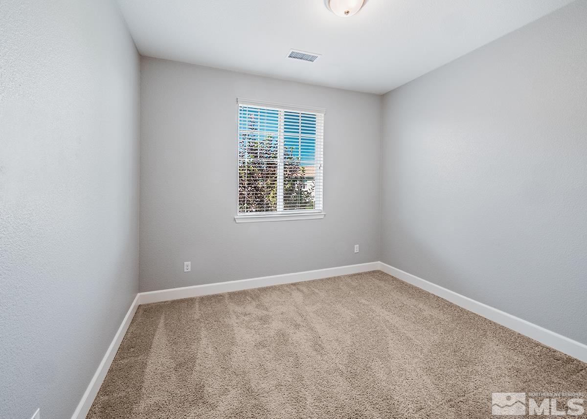 10843 Walnut Ridge Drive Reno, NV 89521 - Photo 18 of 26 an empty room with a window