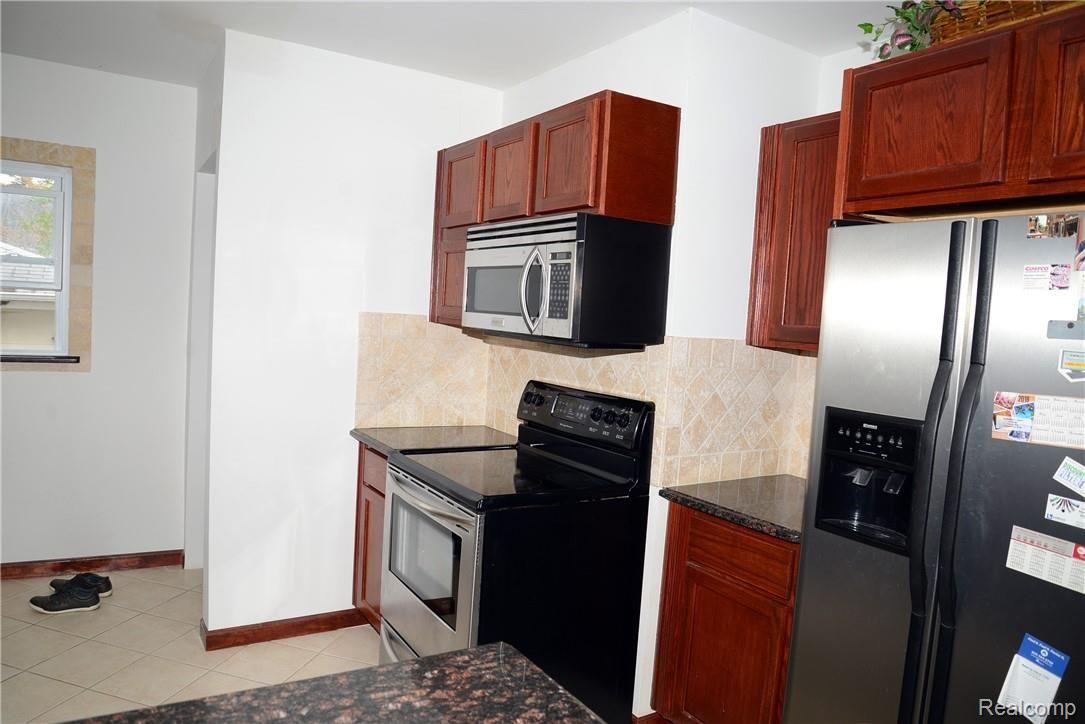 2215 West Auburn Road Rochester, MI 48309 - Photo 15 of 34 KITCHEN