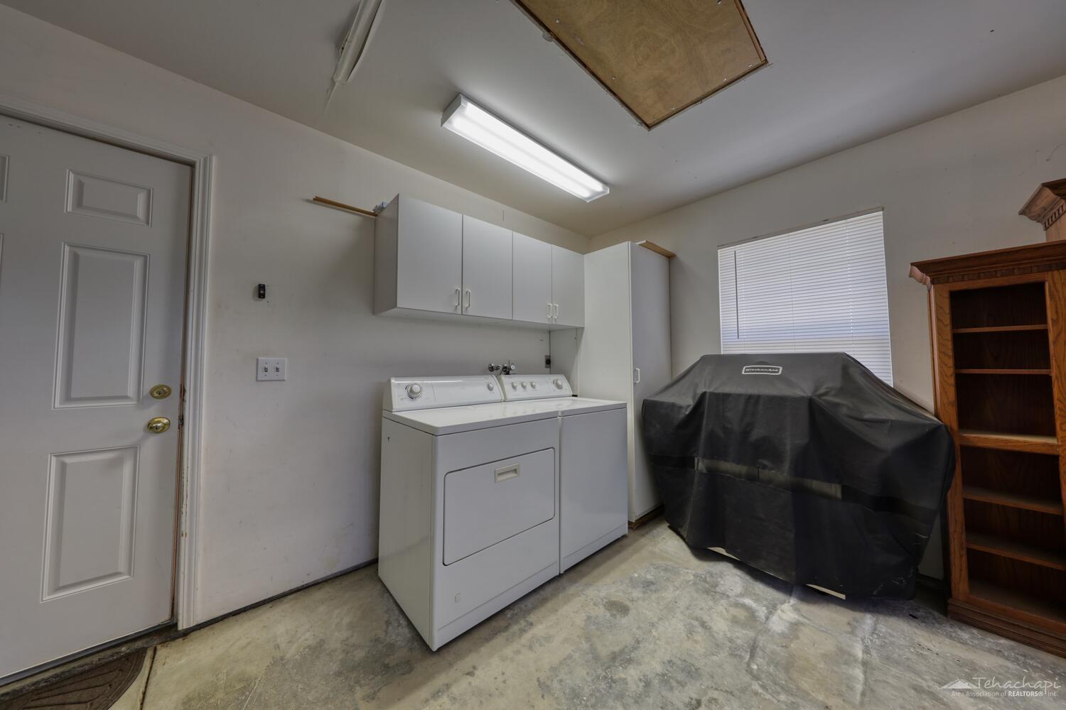 30701 Fox Ridge Court Tehachapi, CA 93561 - Photo 33 of 42 Laundry Area