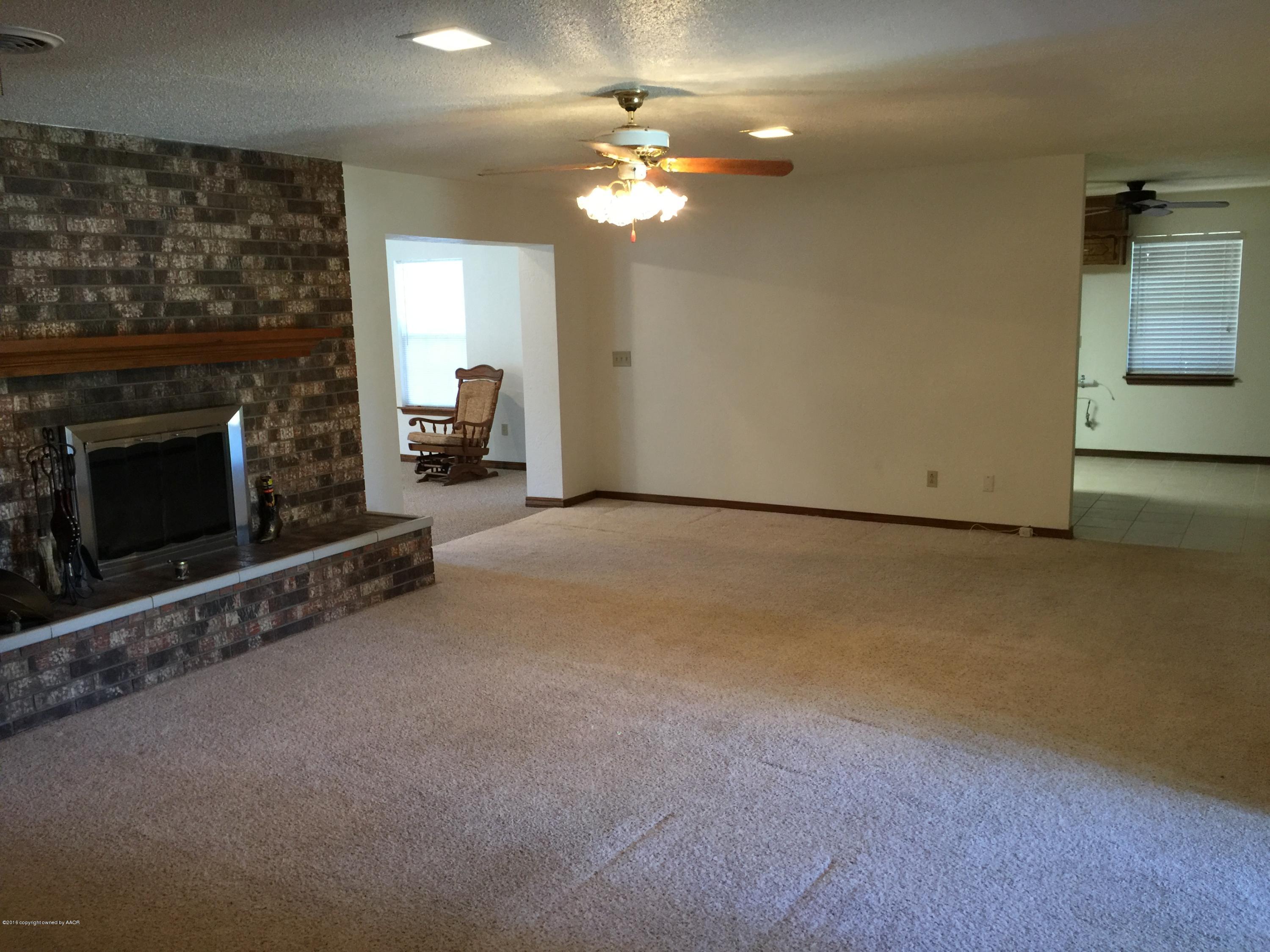 5207 Pico Boulevard Amarillo, TX 79110 - Photo 13 of 29 Living room