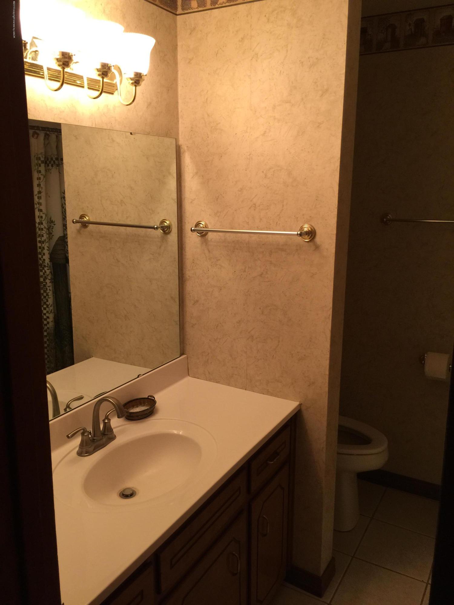 5207 Pico Boulevard Amarillo, TX 79110 - Photo 20 of 29 Guest bathroom