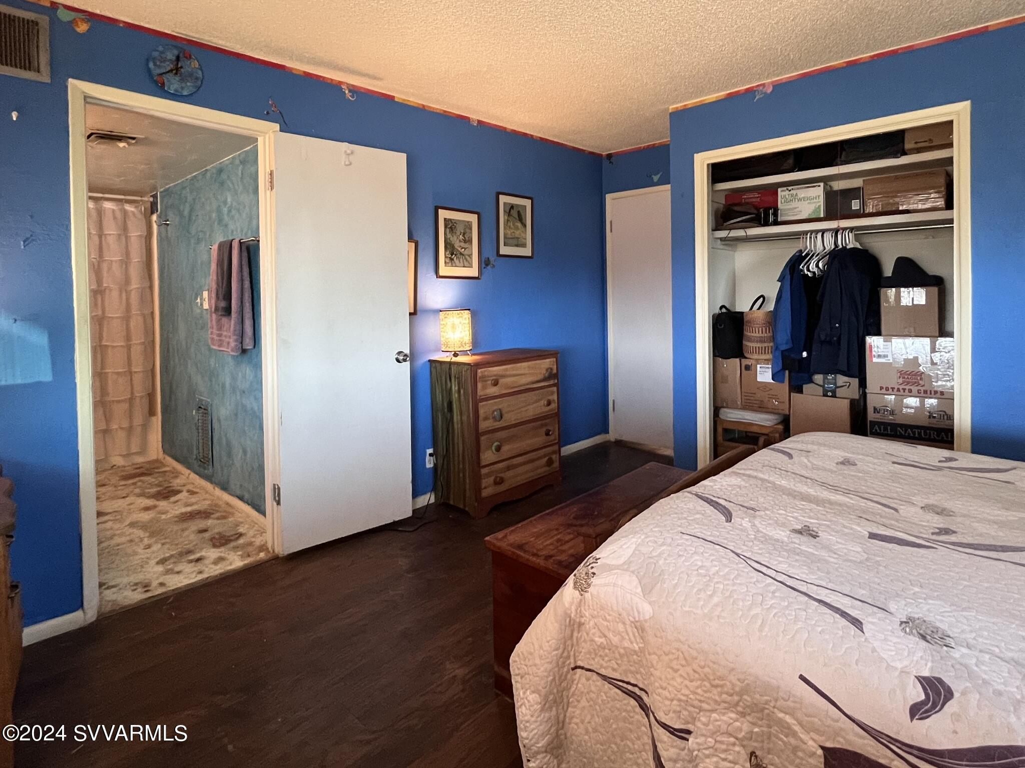 4545 North Drifting Sands Road Rimrock, AZ 86335 - Photo 25 of 52 a bedroom with a bed and a dresser