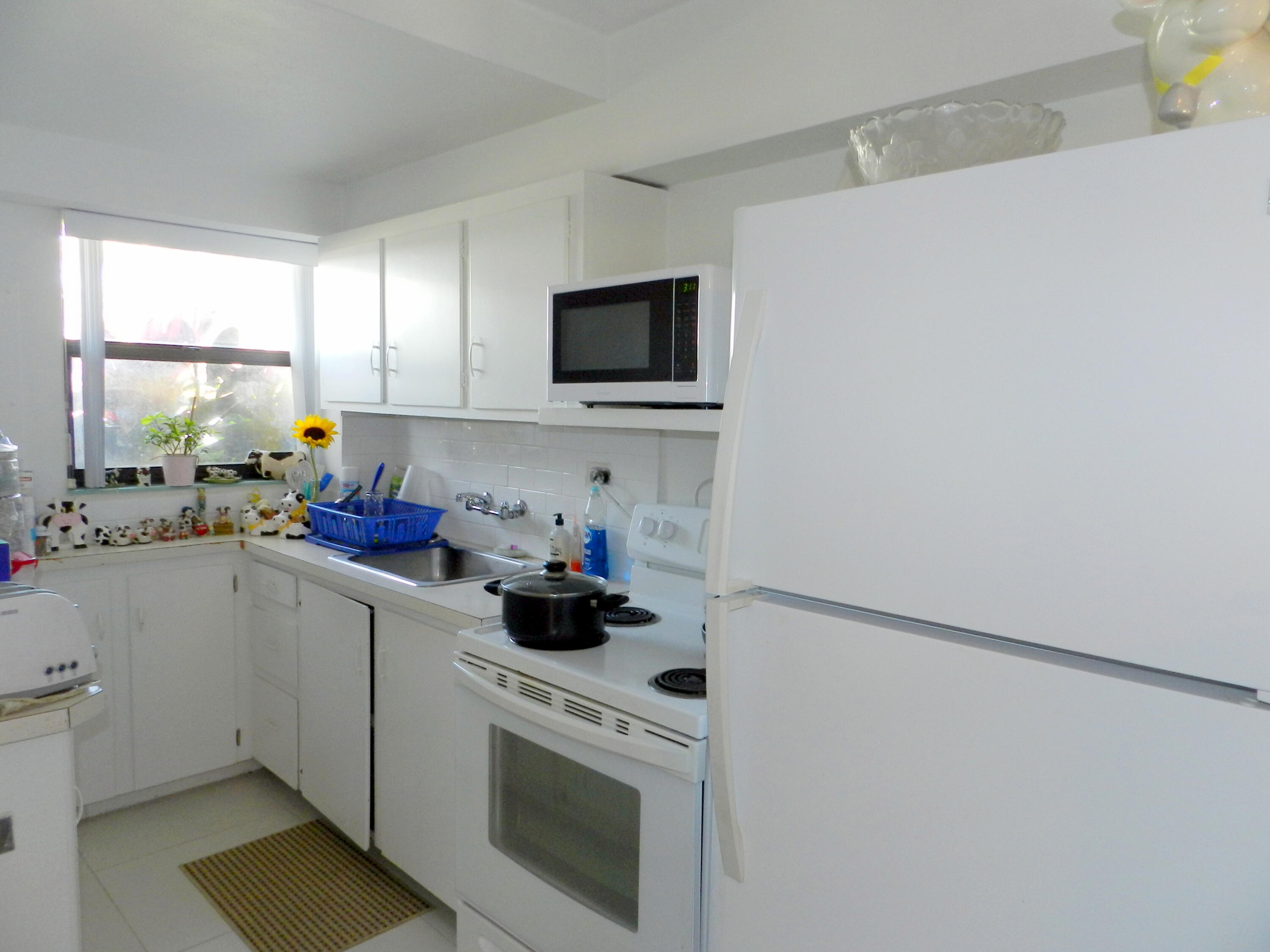 138 Bessie Road Tavernier, FL 33070 - Photo 11 of 24 Downstairs Kitchen