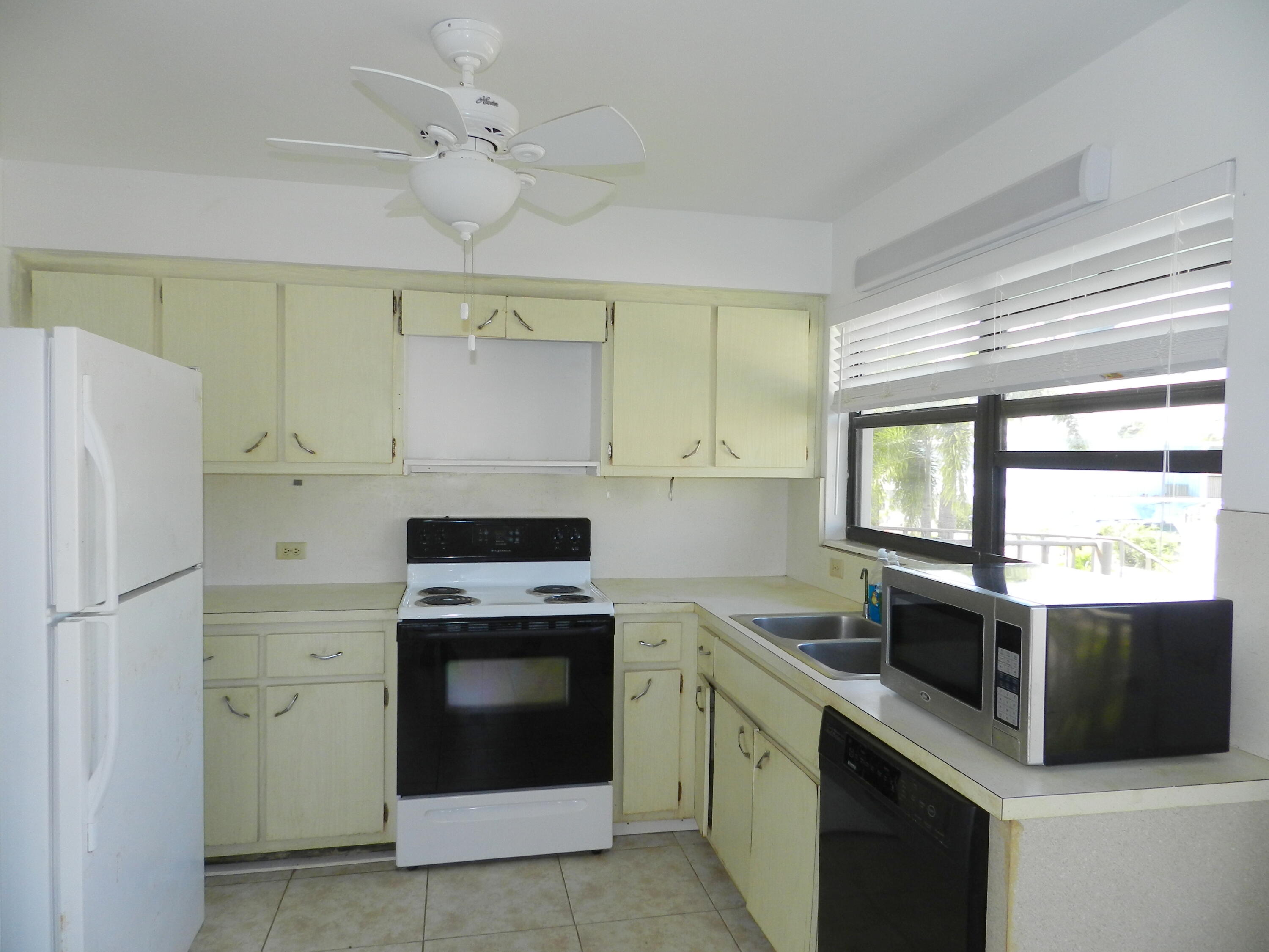 138 Bessie Road Tavernier, FL 33070 - Photo 16 of 24 Upstairs Kitchen