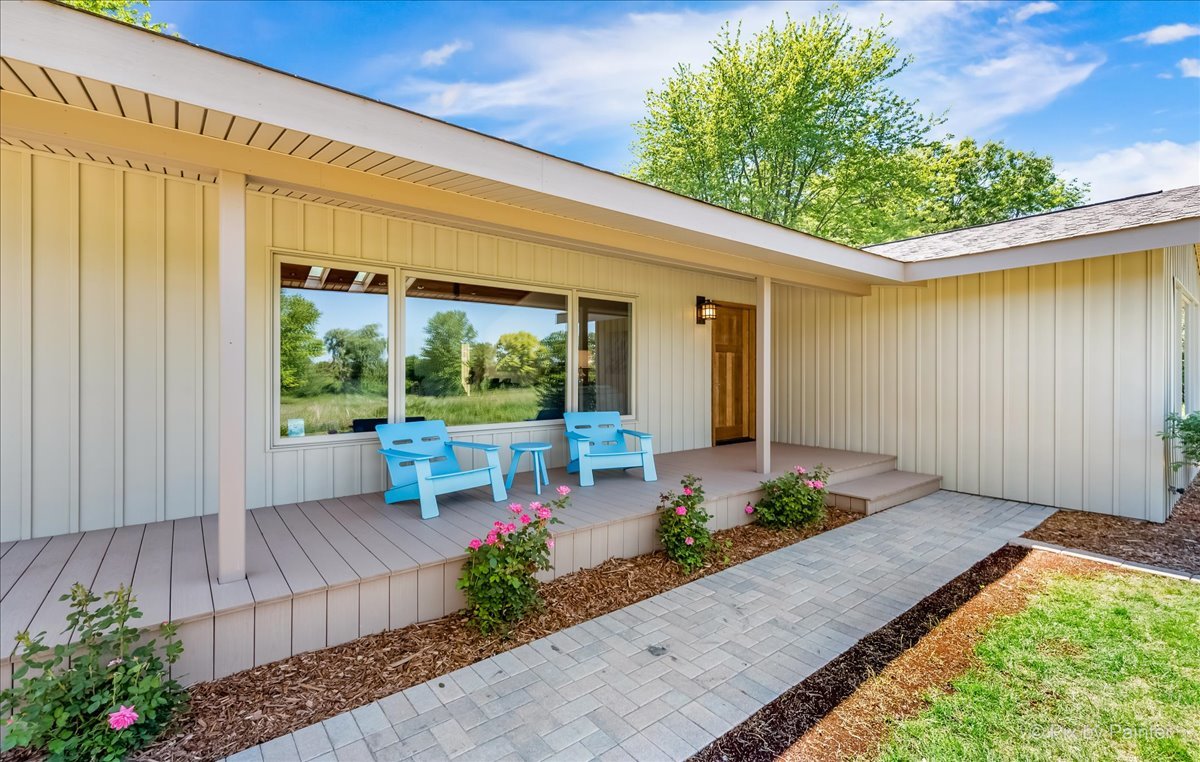 589 Plum Tree Road Barrington Hills, IL 60010 - Photo 8 of 46 a garden view with a seating space