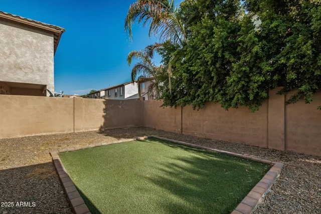 a view of a backyard