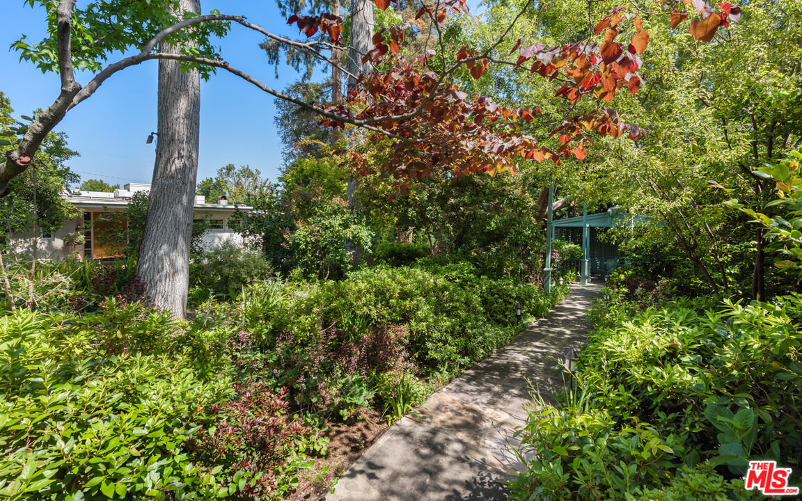 810 Foothill Road Beverly Hills, CA 90210 - Photo 16 of 21