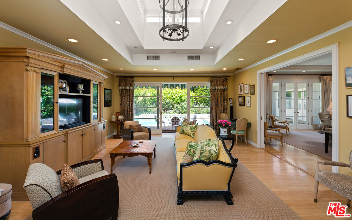 810 Foothill Road Beverly Hills, CA 90210 - Photo 3 of 21