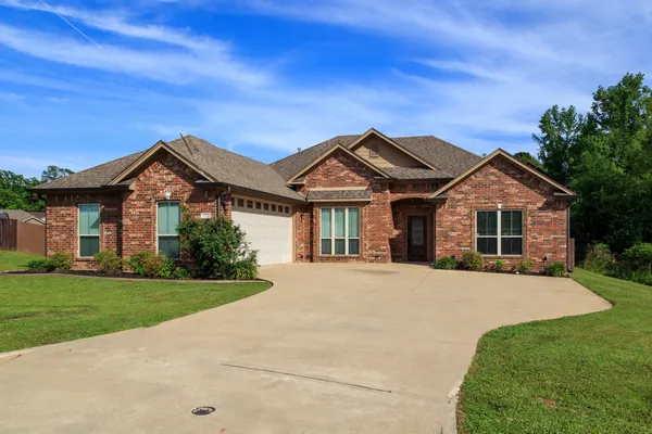 $385,000 | 124 Lakeway Lane, Longview, TX 75604