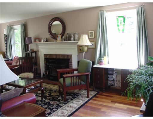 21 Briarwood Road Lincoln, RI 02865 - Photo 5 of 15 Living Room.