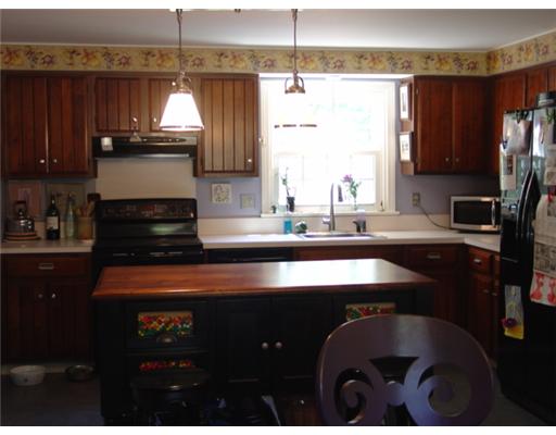 21 Briarwood Road Lincoln, RI 02865 - Photo 7 of 15 Kitchen.