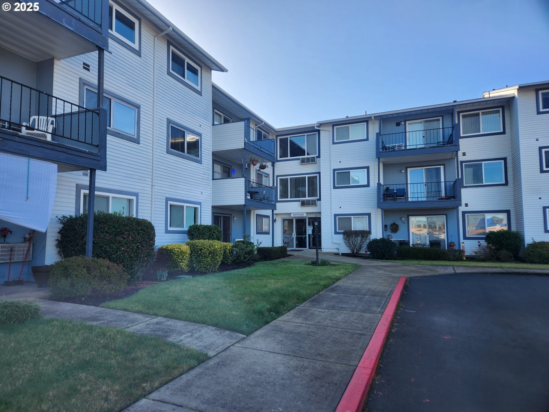 950 Evergreen Road, Unit 229 Woodburn, OR 97071 - Photo 1 of 33 a view of a building with a yard